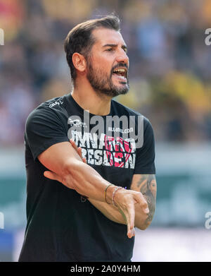 22. September 2019, Sachsen, Dresden: Fussball: 2. Bundesliga, SG Dynamo Dresden SSV Jahn Regensburg, 7. Spieltag, im Rudolf Harbig Stadion. Trainer Cristian fiel Dresden Gesten auf der Seitenlinie. Foto: Robert Michael/dpa-Zentralbild/dpa - WICHTIGER HINWEIS: In Übereinstimmung mit den Anforderungen der DFL Deutsche Fußball Liga oder der DFB Deutscher Fußball-Bund ist es untersagt, zu verwenden oder verwendet Fotos im Stadion und/oder das Spiel in Form von Bildern und/oder Videos - wie Foto Sequenzen getroffen haben. Stockfoto