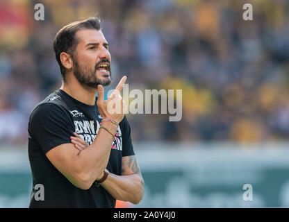 22. September 2019, Sachsen, Dresden: Fussball: 2. Bundesliga, SG Dynamo Dresden SSV Jahn Regensburg, 7. Spieltag, im Rudolf Harbig Stadion. Trainer Cristian fiel Dresden Gesten auf der Seitenlinie. Foto: Robert Michael/dpa-Zentralbild/dpa - WICHTIGER HINWEIS: In Übereinstimmung mit den Anforderungen der DFL Deutsche Fußball Liga oder der DFB Deutscher Fußball-Bund ist es untersagt, zu verwenden oder verwendet Fotos im Stadion und/oder das Spiel in Form von Bildern und/oder Videos - wie Foto Sequenzen getroffen haben. Stockfoto