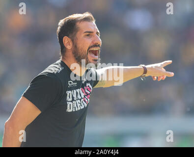 22. September 2019, Sachsen, Dresden: Fussball: 2. Bundesliga, SG Dynamo Dresden SSV Jahn Regensburg, 7. Spieltag, im Rudolf Harbig Stadion. Trainer Cristian fiel Dresden Gesten auf der Seitenlinie. Foto: Robert Michael/dpa-Zentralbild/dpa - WICHTIGER HINWEIS: In Übereinstimmung mit den Anforderungen der DFL Deutsche Fußball Liga oder der DFB Deutscher Fußball-Bund ist es untersagt, zu verwenden oder verwendet Fotos im Stadion und/oder das Spiel in Form von Bildern und/oder Videos - wie Foto Sequenzen getroffen haben. Stockfoto