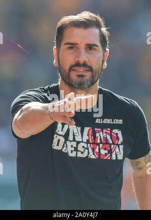 22. September 2019, Sachsen, Dresden: Fussball: 2. Bundesliga, SG Dynamo Dresden SSV Jahn Regensburg, 7. Spieltag, im Rudolf Harbig Stadion. Trainer Cristian fiel Dresden Gesten auf der Seitenlinie. Foto: Robert Michael/dpa-Zentralbild/dpa - WICHTIGER HINWEIS: In Übereinstimmung mit den Anforderungen der DFL Deutsche Fußball Liga oder der DFB Deutscher Fußball-Bund ist es untersagt, zu verwenden oder verwendet Fotos im Stadion und/oder das Spiel in Form von Bildern und/oder Videos - wie Foto Sequenzen getroffen haben. Stockfoto