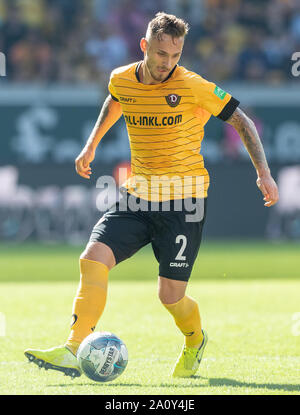 22. September 2019, Sachsen, Dresden: Fussball: 2. Bundesliga, SG Dynamo Dresden SSV Jahn Regensburg, 7. Spieltag, im Rudolf Harbig Stadion. Linus Wahlqvist von Dresden auf der Kugel. Foto: Robert Michael/dpa-Zentralbild/dpa - WICHTIGER HINWEIS: In Übereinstimmung mit den Anforderungen der DFL Deutsche Fußball Liga oder der DFB Deutscher Fußball-Bund ist es untersagt, zu verwenden oder verwendet Fotos im Stadion und/oder das Spiel in Form von Bildern und/oder Videos - wie Foto Sequenzen getroffen haben. Stockfoto