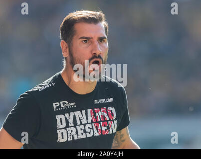 22. September 2019, Sachsen, Dresden: Fussball: 2. Bundesliga, SG Dynamo Dresden SSV Jahn Regensburg, 7. Spieltag, im Rudolf Harbig Stadion. Trainer Cristian fiel Dresden Gesten auf der Seitenlinie. Foto: Robert Michael/dpa-Zentralbild/dpa - WICHTIGER HINWEIS: In Übereinstimmung mit den Anforderungen der DFL Deutsche Fußball Liga oder der DFB Deutscher Fußball-Bund ist es untersagt, zu verwenden oder verwendet Fotos im Stadion und/oder das Spiel in Form von Bildern und/oder Videos - wie Foto Sequenzen getroffen haben. Stockfoto