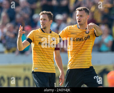 22. September 2019, Sachsen, Dresden: Fussball: 2. Bundesliga, SG Dynamo Dresden SSV Jahn Regensburg, 7. Spieltag, im Rudolf Harbig Stadion. Jannik Müller (l) und Florian Ballas Dresden gestikulieren. Foto: Robert Michael/dpa-Zentralbild/dpa - WICHTIGER HINWEIS: In Übereinstimmung mit den Anforderungen der DFL Deutsche Fußball Liga oder der DFB Deutscher Fußball-Bund ist es untersagt, zu verwenden oder verwendet Fotos im Stadion und/oder das Spiel in Form von Bildern und/oder Videos - wie Foto Sequenzen getroffen haben. Stockfoto