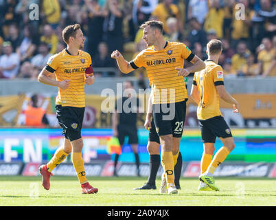 22. September 2019, Sachsen, Dresden: Fussball: 2. Bundesliga, SG Dynamo Dresden SSV Jahn Regensburg, 7. Spieltag, im Rudolf Harbig Stadion. Jannik Müller (l) und Florian Ballas Dresden gestikulieren. Foto: Robert Michael/dpa-Zentralbild/dpa - WICHTIGER HINWEIS: In Übereinstimmung mit den Anforderungen der DFL Deutsche Fußball Liga oder der DFB Deutscher Fußball-Bund ist es untersagt, zu verwenden oder verwendet Fotos im Stadion und/oder das Spiel in Form von Bildern und/oder Videos - wie Foto Sequenzen getroffen haben. Stockfoto