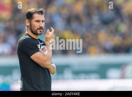 22. September 2019, Sachsen, Dresden: Fussball: 2. Bundesliga, SG Dynamo Dresden SSV Jahn Regensburg, 7. Spieltag, im Rudolf Harbig Stadion. Trainer Cristian fiel Dresden Gesten auf der Seitenlinie. Foto: Robert Michael/dpa-Zentralbild/dpa - WICHTIGER HINWEIS: In Übereinstimmung mit den Anforderungen der DFL Deutsche Fußball Liga oder der DFB Deutscher Fußball-Bund ist es untersagt, zu verwenden oder verwendet Fotos im Stadion und/oder das Spiel in Form von Bildern und/oder Videos - wie Foto Sequenzen getroffen haben. Stockfoto