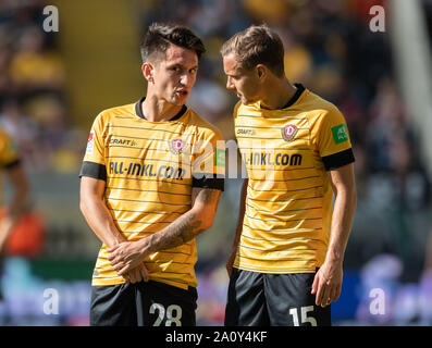 22. September 2019, Sachsen, Dresden: Fussball: 2. Bundesliga, SG Dynamo Dresden SSV Jahn Regensburg, 7. Spieltag, im Rudolf Harbig Stadion. Baris Atik (l) und Chris Löwe aus Dresden im Gespräch. Foto: Robert Michael/dpa-Zentralbild/dpa - WICHTIGER HINWEIS: In Übereinstimmung mit den Anforderungen der DFL Deutsche Fußball Liga oder der DFB Deutscher Fußball-Bund ist es untersagt, zu verwenden oder verwendet Fotos im Stadion und/oder das Spiel in Form von Bildern und/oder Videos - wie Foto Sequenzen getroffen haben. Stockfoto