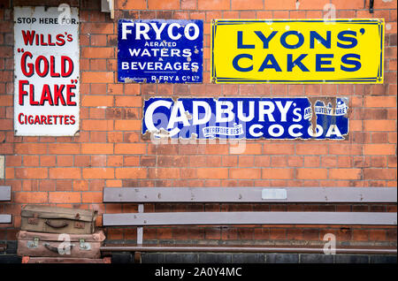 Alten Zeichen auf einer Plattform an das Erbe Bahnhof in Toddington, Gloucestershire, England, Großbritannien Stockfoto