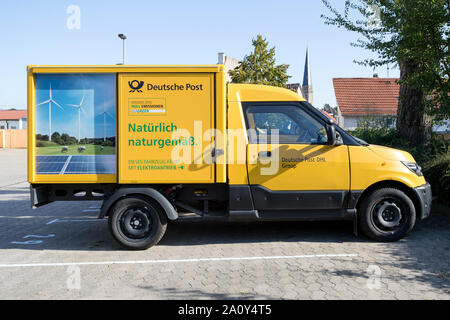 StreetScooter Arbeit von Deutsche Post DHL. StreetScooter ist ein elektrisches Fahrzeug Hersteller und hat durch die Deutsche Post DHL seit 2014 im Familienbesitz. Stockfoto