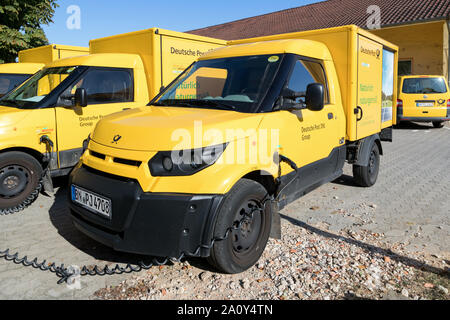 StreetScooter Arbeit von Deutsche Post DHL. StreetScooter ist ein elektrisches Fahrzeug Hersteller und hat durch die Deutsche Post DHL seit 2014 im Familienbesitz. Stockfoto