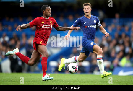 Liverpools Georginio Wijnaldum (links) und Chelsea's Cesar Azpilicueta (rechts) in Aktion während der Premier League Match an der Stamford Bridge, London. Stockfoto