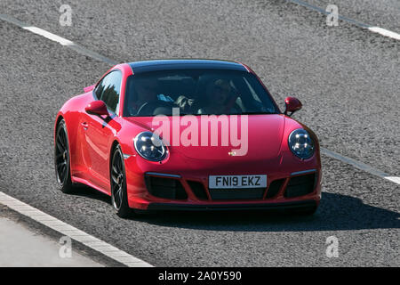 Ein Porsche 911 fahren Sie in nördlicher Richtung auf der Autobahn M6 in der Nähe von Garstang in Lancashire, UK. Stockfoto