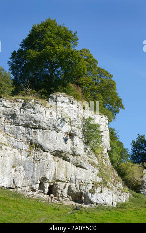 Klettern, in Wolfscote Dale, Derbyshire. Stockfoto