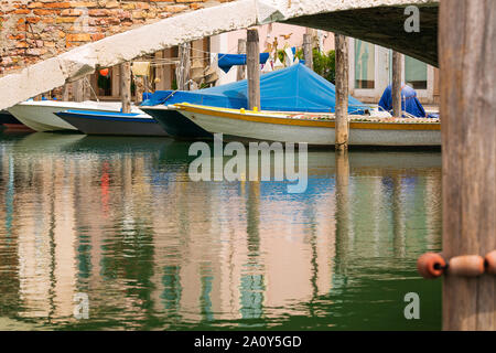 Boote unter der alten Brücke in Chioggia Stadt in der Lagune von Venedig. Venetien, Italien, Europa. Stockfoto