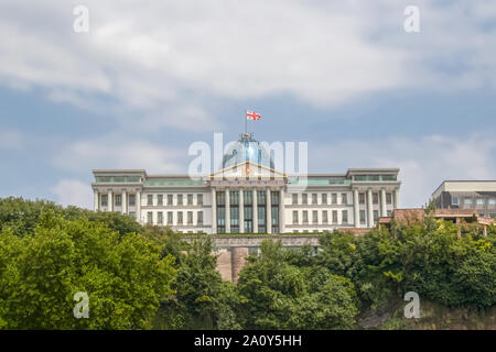 7-19-2019 Tbilisi Georgien - Die zeremoniellen Palast von Georgien und Avlabari Residenz des Präsidenten - ausführendes Organ der Regierung von Präsident o