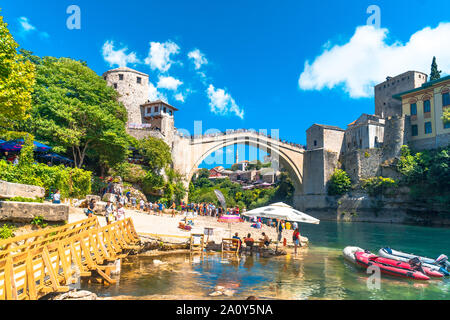 MOSTAR, Bosnien - August 4, 2019: Blick auf die Alte Brücke von Mostar am Fluss Neretva mit Menschen. Mostar ist einer der berühmtesten Ort der Balkan. Stockfoto