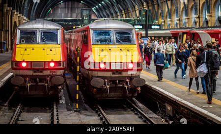 Zwei Virgin Rail InterCity 225 Züge in London Kings Cross Station Stockfoto