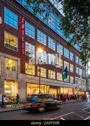 Foyles Buchhandlung in der Charing Cross Road im Zentrum von London, Großbritannien. Foyles Buchhandlung wurde 1903 gegründet. Stockfoto