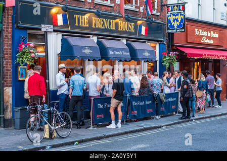 Die französischen Haus Soho London - Der berühmte Französische House Pub bei 49 Dean Street, Soho, London, bekannt als Treffpunkt der Künstler und Schriftsteller. Stockfoto