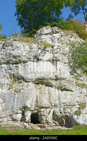 Klettern, in Wolfscote Dale, Derbyshire. Stockfoto