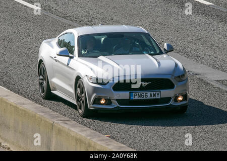 2016 (66) Silber Shelby FORD MUSTANG GT AUTO American Muscle Car; langsame Kamera Shutter-Geschwindigkeit Fahrzeug Bewegung Stockfoto