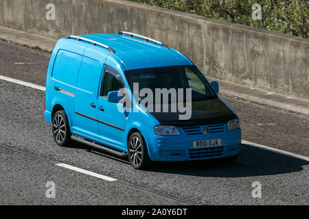 Ein VW Volkswagen Caddy van Richtung Norden reisen auf der Autobahn M6 in der Nähe von Garstang in Lancashire, UK. Stockfoto