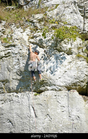 Klettern, in Wolfscote Dale, Derbyshire. Stockfoto