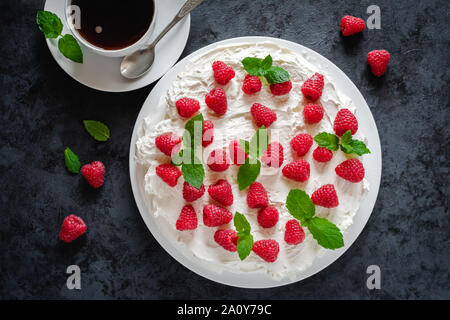 Meringue mit Schlagsahne, Himbeeren und Minze Stockfoto