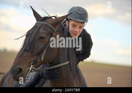 Teenager mit einem Pferd in der Natur Stockfoto