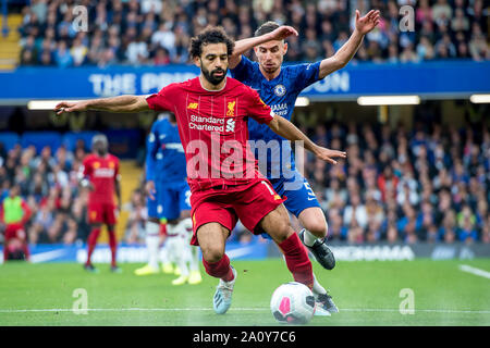 London, Großbritannien. 22 Sep, 2019. Mohamed Salah von Liverpool und jorginho von Chelsea in der Premier League Spiel zwischen Chelsea und Liverpool an der Stamford Bridge, London, England am 22. September 2019. Foto von salvio Calabrese. Nur die redaktionelle Nutzung, eine Lizenz für die gewerbliche Nutzung erforderlich. Keine Verwendung in Wetten, Spiele oder einer einzelnen Verein/Liga/player Publikationen. Credit: UK Sport Pics Ltd/Alamy leben Nachrichten Stockfoto