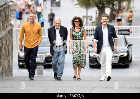 Christos Loulis, Costa-Gavras, Valeria Golino und Alexandros Bourdomis an PHOTOCALL "Erwachsene im Zimmer" an der 67th San Sebastian International Film Festival / Festival Internacional de Cine de San Sebastián auf dem Kursaal Terasse. San Sebastian, 21.09.2019 | Verwendung weltweit Stockfoto