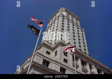 Historische Dade County Courthouse Gebäude in der Innenstadt von Miami. Die schwarze Flagge im Bild ist POW/MIA Flagge Stockfoto