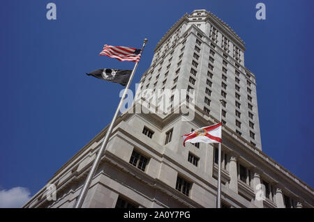 Historische Dade County Courthouse Gebäude in der Innenstadt von Miami. Die schwarze Flagge im Bild ist POW/MIA Flagge Stockfoto