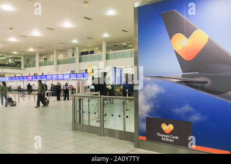 Ein großes Poster von Thomas Cook Airlines am südlichen Terminal des Flughafen Gatwick als tour operator Gesichter finanzielle Schwierigkeiten mit 150.000 Passagiere im Ausland gestrandet. Stockfoto