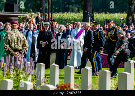 Der US-Botschafter in den Niederlanden Peter Hoekstra, Blumen Festlegung während der Zeremonie am Arnhem Oosterbeek Soldatenfriedhof, mehr als 1.750 alliierte Soldaten begraben. Im Rahmen der Gedenkfeiern zum 75. Jahrestag der Operation Market Garden, eine Trauerfeier in der Anwesenheit von Veteranen gehalten wurde, ihren Angehörigen und Tausende von Menschen. War ein weißer Stein Bogen an jedem Grab gelegt. Auf dem Feld der Ehre ist ein 'Kreuz der Opferung" aus Portland Stein, auf dem ein Bronzenes Schwert befestigt ist. Stockfoto