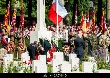 Der US-Botschafter in den Niederlanden Peter Hoekstra, Blumen Festlegung während der Zeremonie am Arnhem Oosterbeek Soldatenfriedhof, mehr als 1.750 alliierte Soldaten begraben. Im Rahmen der Gedenkfeiern zum 75. Jahrestag der Operation Market Garden, eine Trauerfeier in der Anwesenheit von Veteranen gehalten wurde, ihren Angehörigen und Tausende von Menschen. War ein weißer Stein Bogen an jedem Grab gelegt. Auf dem Feld der Ehre ist ein 'Kreuz der Opferung" aus Portland Stein, auf dem ein Bronzenes Schwert befestigt ist. Stockfoto