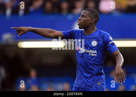 London, Großbritannien. 22 Sep, 2019. Kurt Zouma von Chelsea an schaut. Premier League match, Chelsea gegen Liverpool an der Stamford Bridge in London am Sonntag, den 22. September 2019. Dieses Bild dürfen nur für redaktionelle Zwecke verwendet werden. Nur die redaktionelle Nutzung, eine Lizenz für die gewerbliche Nutzung erforderlich. Keine Verwendung in Wetten, Spiele oder einer einzelnen Verein/Liga/player Publikationen. pic von Steffan Bowen/Credit: Andrew Orchard sport Fotografie/Alamy leben Nachrichten Stockfoto