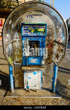 Berlin, Deutschland. 14 Aug, 2019. Eine zerstörte öffentliche Telefon steht am Kottbusser Damm im Bezirk Kreuzberg. Quelle: Stefan Jaitner/dpa/Alamy leben Nachrichten Stockfoto