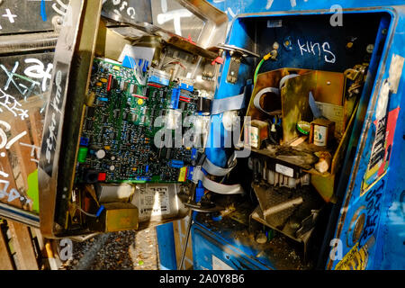 Berlin, Deutschland. 14 Aug, 2019. Eine zerstörte öffentliche Telefon steht am Kottbusser Damm im Bezirk Kreuzberg. Quelle: Stefan Jaitner/dpa/Alamy leben Nachrichten Stockfoto