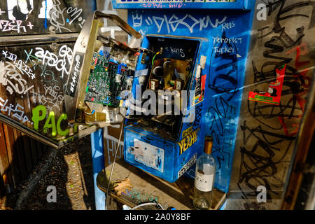 Berlin, Deutschland. 14 Aug, 2019. Eine zerstörte öffentliche Telefon steht am Kottbusser Damm im Bezirk Kreuzberg. Quelle: Stefan Jaitner/dpa/Alamy leben Nachrichten Stockfoto
