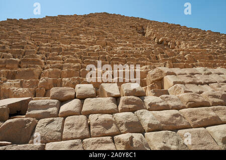 Die Pyramide des Menkaure ist der kleinste der drei Pyramiden von Gizeh, auf dem Plateau von Gizeh in der südwestlichen Stadtrand von Kairo, Ägypten. Stockfoto