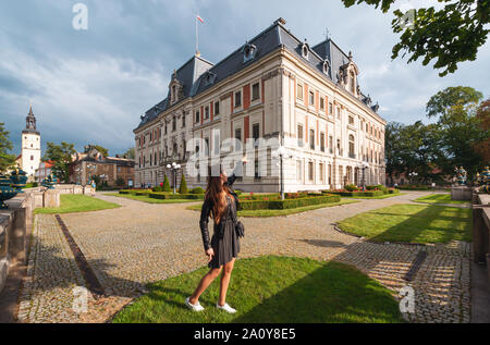 Ein Mädchen in der Nähe von Palace im Zentrum von Pszczyna Stockfoto