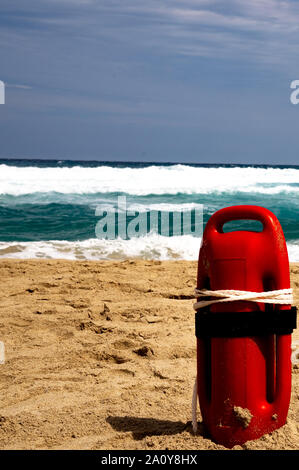 Rot baywatch Boje am Strand Stockfoto