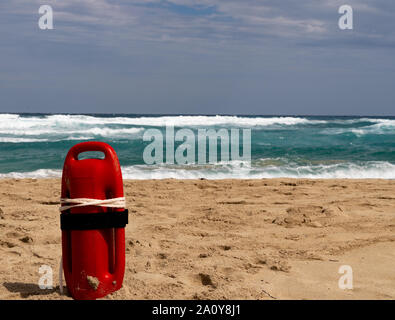 Rot baywatch Boje am Strand Stockfoto