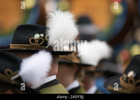 Bayerischer Traditionshut, gesehen vor der Kostümparade anlässlich des Oktoberfestes in München Stockfoto