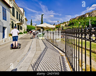 Touristen auf Segways, mit zwei Rädern, persönlichen Transporter, in Monastiraki, der außerhalb des Forum Romanum in Athen, Griechenland. Stockfoto