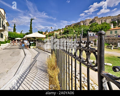 Athen/Griechenland - 17. Juli 2019: "Epameinonda' Straße außerhalb des Forum Romanum, unter der Akropolis. Stockfoto