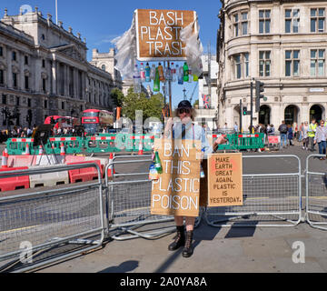 Menschen auf der Straße Ecke mit Plakaten und Müll Requisiten Aufruf für das Stoppen Verwendung von Kunststoff in London Stockfoto