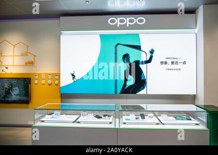 OPPO store und Logo in Shanghai gesehen. Ein chinesischer Unterhaltungselektronik und Mobile Communications Company. Stockfoto