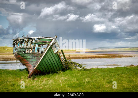 Ein altes hölzernes Fischerboot am Strand in Donegal Irland verfallende Stockfoto