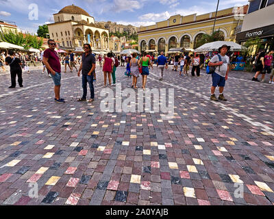 Athen/Griechenland - 17. Juli 2019: Touristen und Pendler in Monastiraki Platz in Athen, Griechenland. Stockfoto